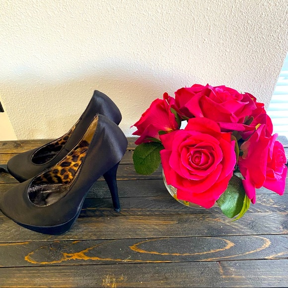 Traffic Satin Pumps (Size 6).🌹 - Picture 11 of 16